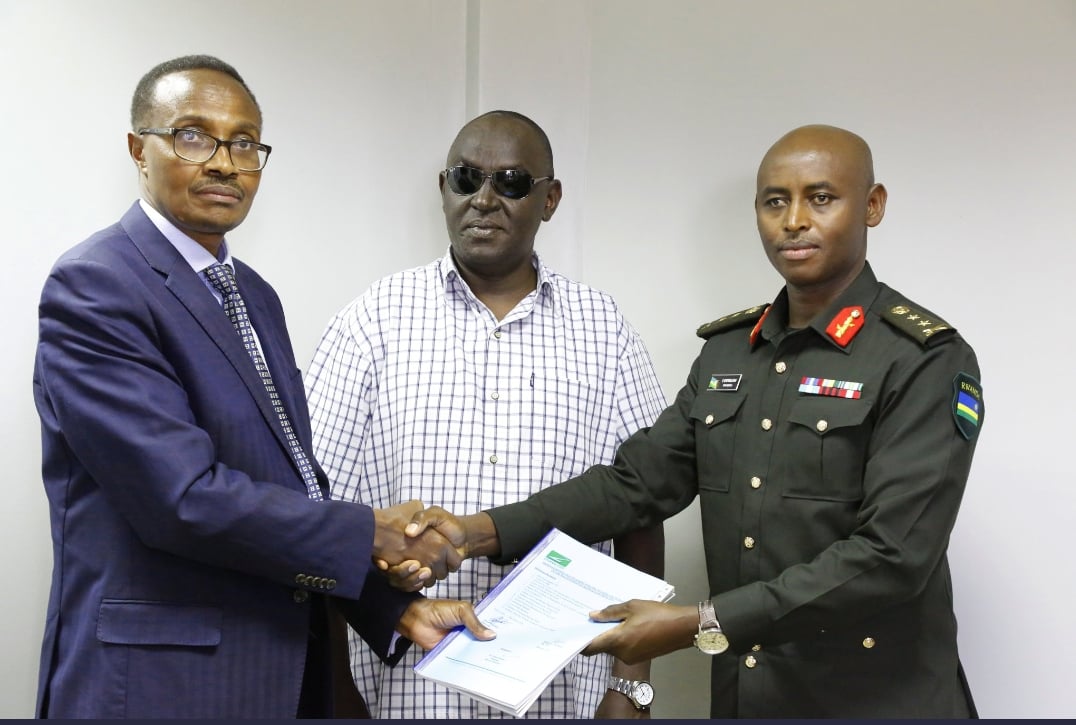 Gen Maj Bayingana wambaye Gisirikare ahererekanya ububasha na Gen Maj Albert Murasira wabaye Min w