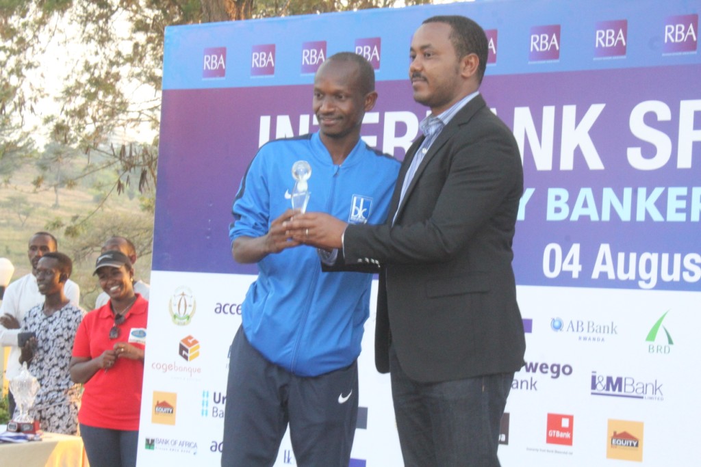 Sekamana Leandre wahembwe nk'umukinnyi w'irushanwa mu mupira w'amaguru yahoze akinira Rayon sports n'Amavubi