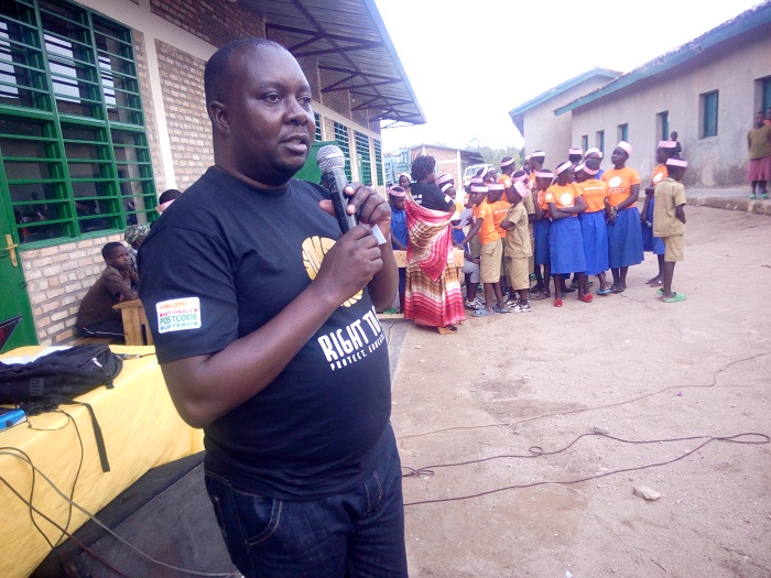 Semana asaba ababyeyi kubahiriza uburenganzira bw'abana, babaha umwanya uhagije wo gukina