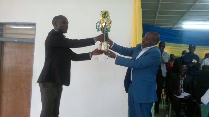 Sembagare ahereza igikombe Gitifu mushya w