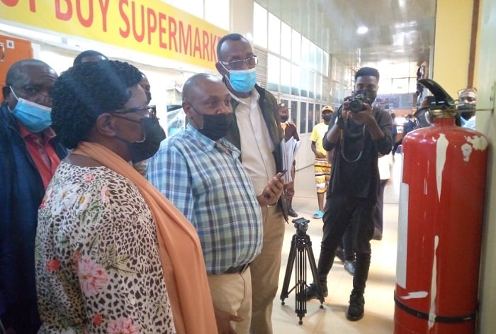 Ba Senateri Mukakarangwa ubanza na Kanyarukiga ku ruhande rwo hirya, basuye isoko rya Goico