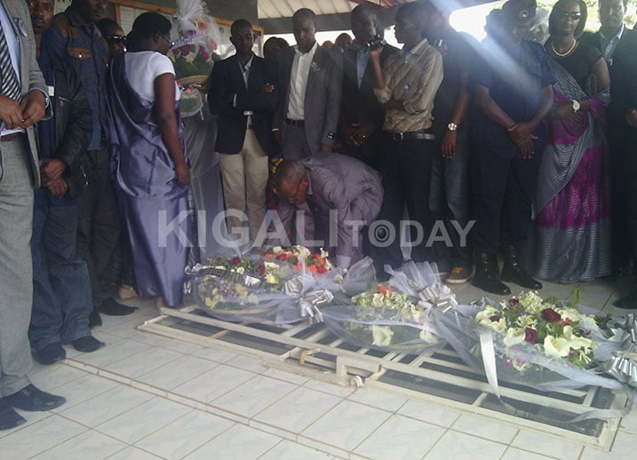 Senateri Nkusi ashyira indabo ku mva ishyinguye imibiri y'abazize Jenoside bashyinguye mu rwibutso rwa Cyahinda.