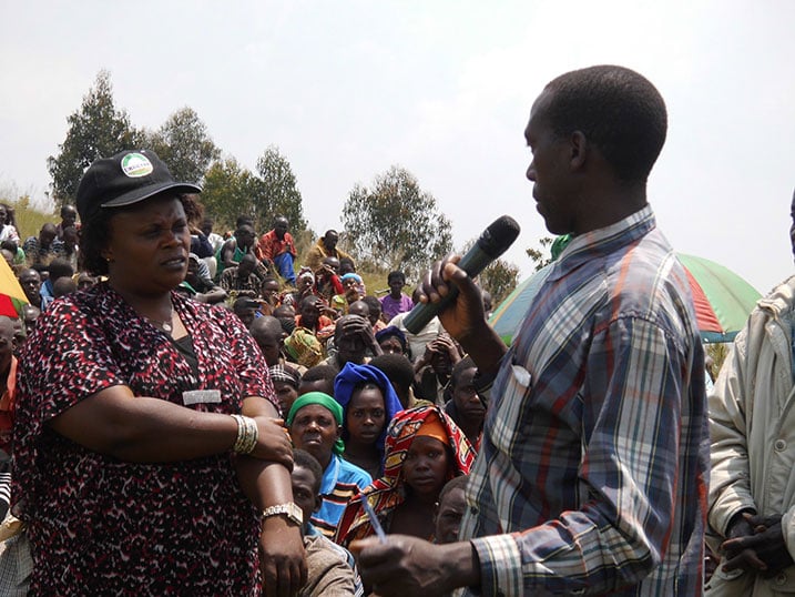 Senateri Mukakalisa aganira n'abaturage kuri gahunda za Leta.