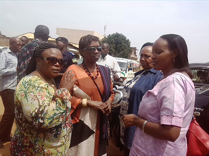Senateri Mukakarisa (ibumoso) asaba ubufatanye bw'inzego zose kugira ngo umutekano wo mu muhanda wubahirizwe.
