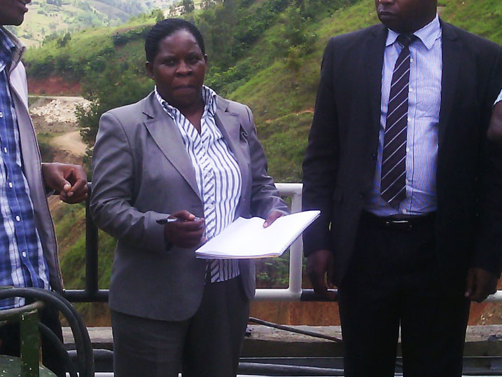 Senateri Mukankusi Perina avuga ko gutinda kuzura k'uru rugomero byatewe n'utubazo tekiniki n'abahanga batanogeje neza inyigo z'umushinga.