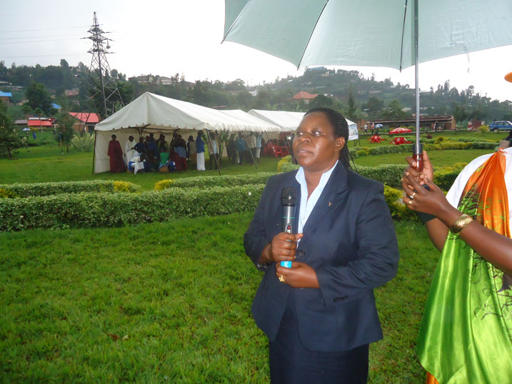 Senateri Perrine Mukankusi mu muhango wo gusoza ukwezi kw'imiyoborere myiza mu Karere ka Karongi.