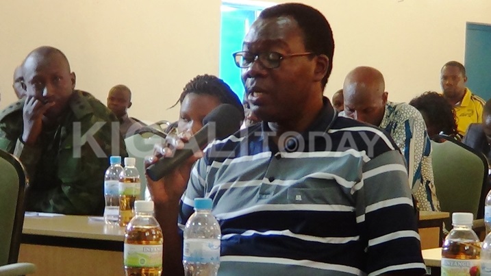 Senateri Bizimana asaba Umuyobozi w'Akarere guhaguruka akajya yigerera ku bagomba kumuha amafaranga aho gutegereza ko bazibwiriza.
