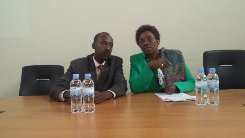 Senateri Muhongayire ari kumwe n'umuyobozi w'akarere wungirije Kayitare Didas