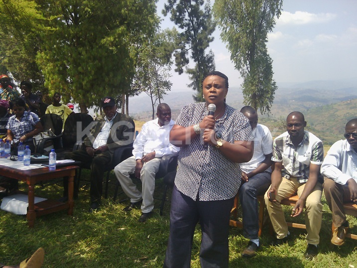 Senateri Mukakalisa avuga ko inteko ishinga amategeko izafata umwanzuro igendeye ku bitekerezo by'abaturage.