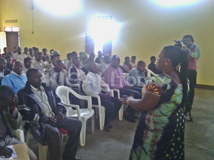 Senateri Mukakalisa yabanje kubasobanurira impamvu intumwa za rubanda zaje kuganira nabo.