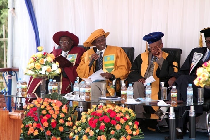 Senateri Prof. Nkusi yasabye abarimu n'abanyeshuri guhera kuri gahunda za Leta bagahanga udushya twateza imbere abaturage.