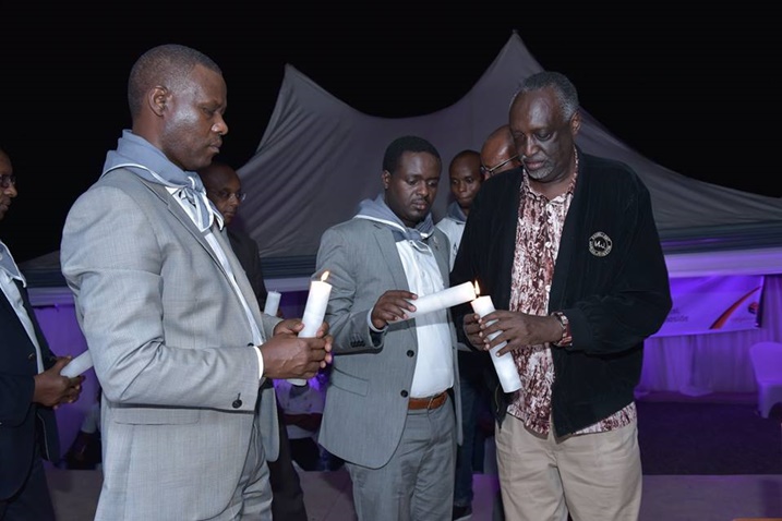 Senateri Tito Rutaremara akongereza urumuri rw'icyizere Umuyobozi Mukuru wa COGEBANQUE, Rachid Muremangingo.
