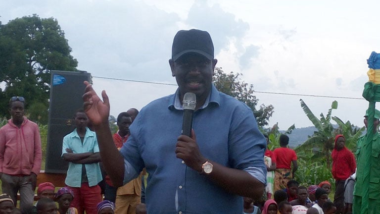 Senateri Sezibera Richard agaya abantu badashobora kwiyubakira ubwiherero kandi bafite ububasha n