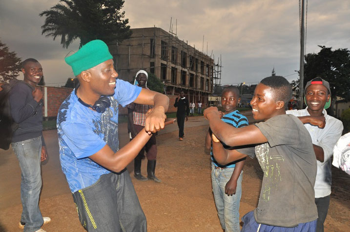 Senderi International Hit aka Tuff Hit akora ikimenyetso cya Tuff Gang.