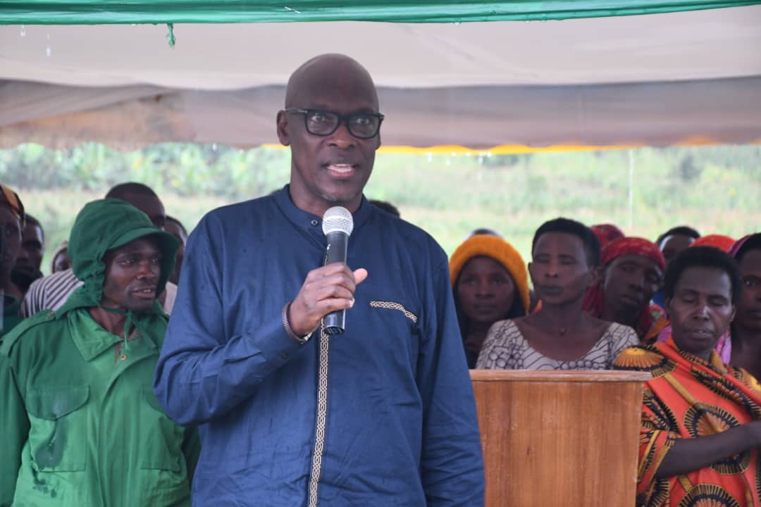 Greg Mushyirahamwe wari uhagarariye Abanyarwanda baba muri Sénégal yabashyikirije inkunga anabagezaho ubutumwa bwabo