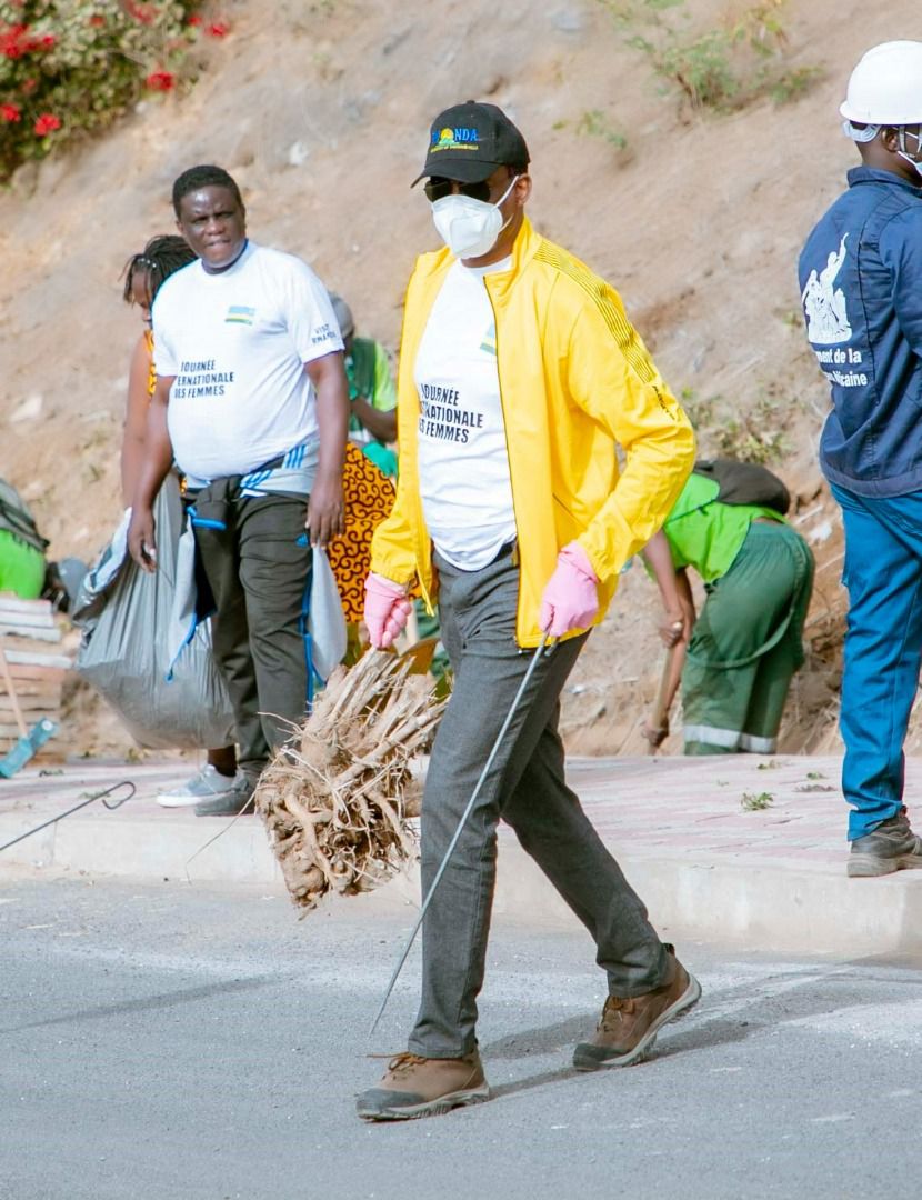 Ambasaderi Jean Pierre Karabaranga mu muganda