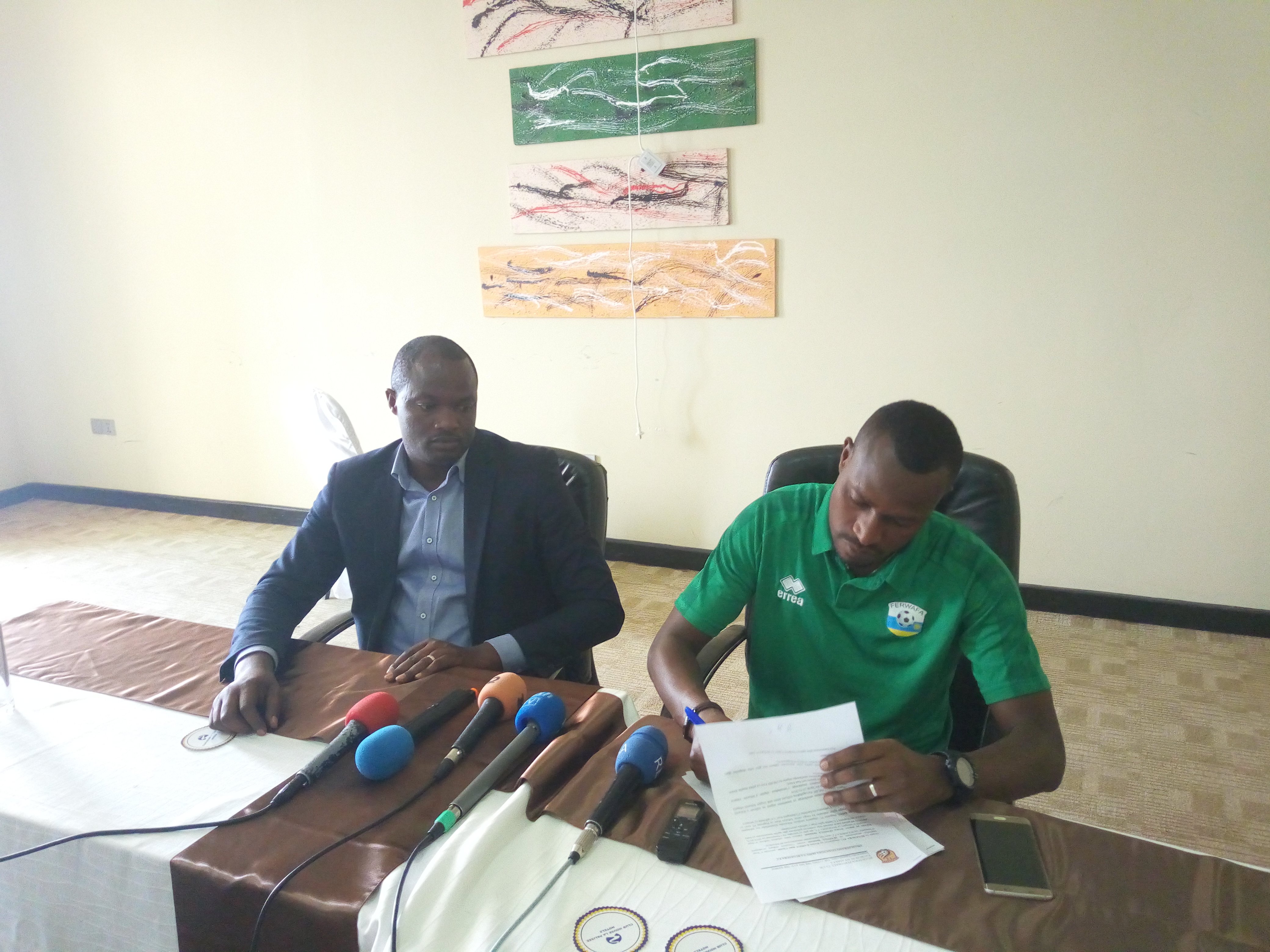 Seninga Innocent ubwo yasinyaga amasezerano yo gutoza Bugesera FC 