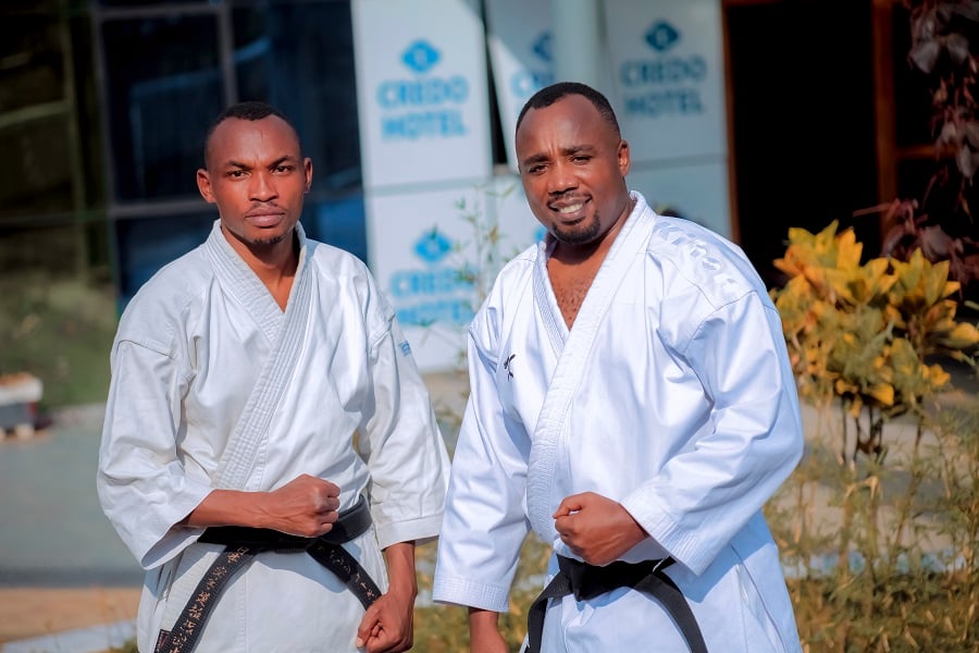 Sensei Mwizerwa Dieudonné (iburyo) umuyobozi wa Zanshin Karate Academy yateguye aya mahugurwa akaba ari no mu batanze ubumenyi