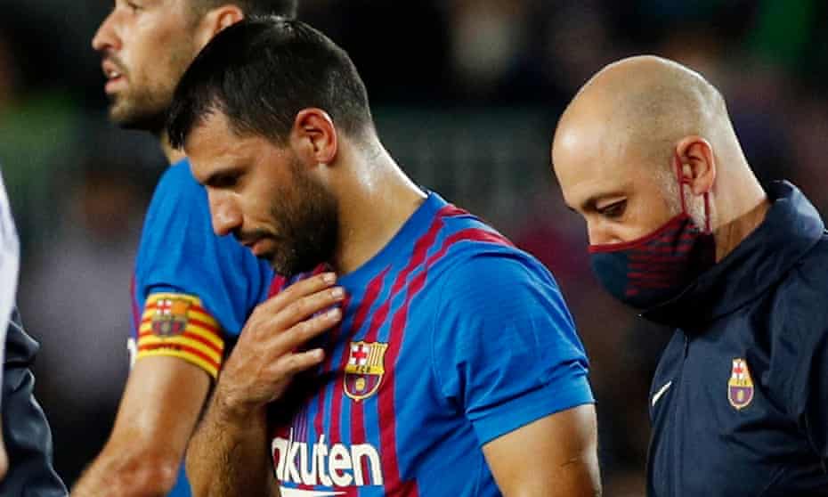 Sergio Aguero yavuye mu kibuga ababara mu gatuza