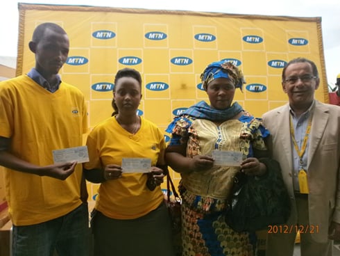 Buri muntu muri aba batatu yatomboye ibihumbi 500.