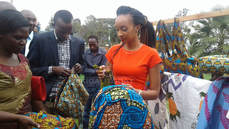 Miss Sharifa yahurije hamwe abakobwa batewe inda zitateguwe bo muri Musanze bigishwa imyuga ibafasha kwibeshaho