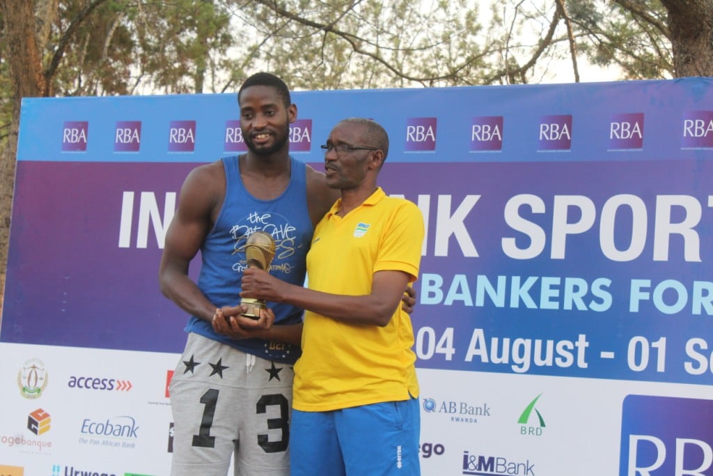 Shyaka Olivier usanzwe ukinira ikipe y'igihugu ya Basket ball yakiniraga Equity Bank ahembwa nk'uwitwaye neza muri Basket ball