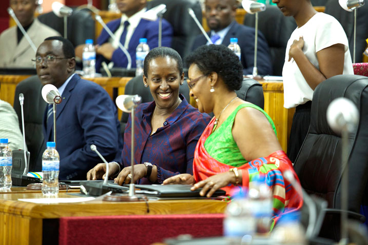 Madame Jeannette Kagame hagati ya Perezidante w'umutwe w'abadepite Donatille Mukabarisa (iburyo) na Visi Perezida w'umutwe wa Sena Bernard Makuza.