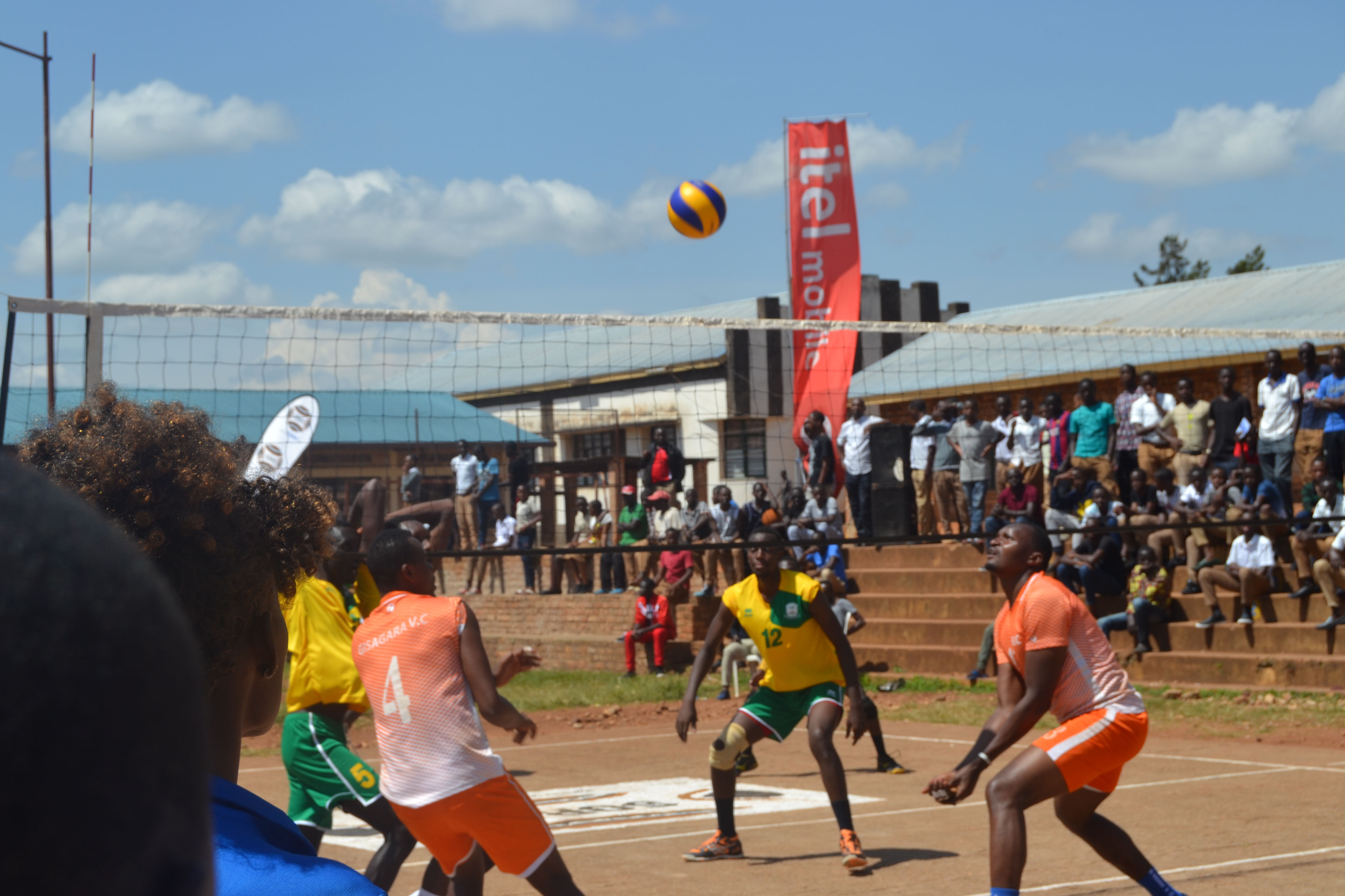 Babanje gutungura ikipe ya Gisagara yambaye imyenda ya Orange