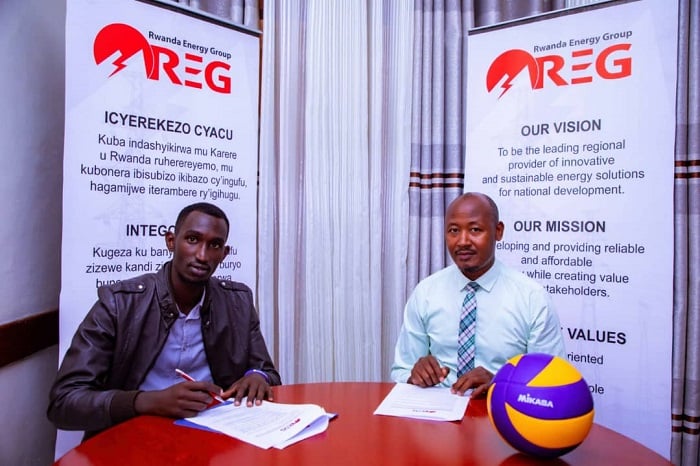 Sibomana Jean Paul (ibumoso) asinyana amasezerano na REG VC yari ihagarariwe na Perezida wayo Geoffrey Zawafi