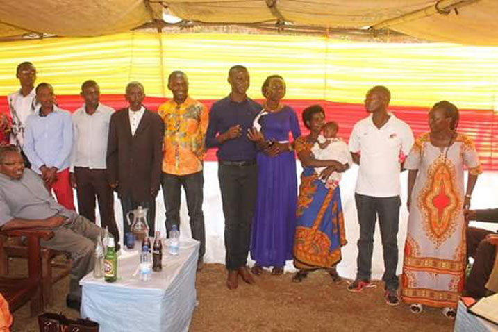 Bamwe mu bo Silas Habiyaremye yarokoye baramusuye ku wa gatanu w'icyumweru gishize nanamuha impano. 