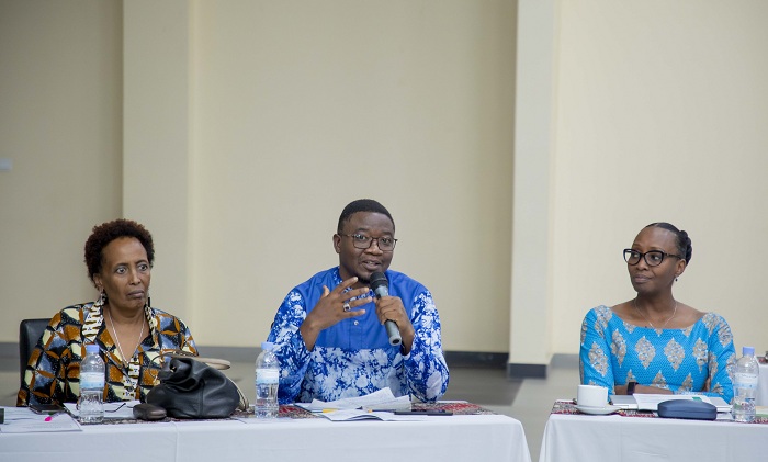 Silas Ngayaboshya, aganiriza abo bagore