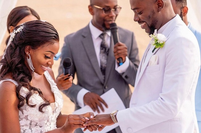 Simi yashyingiranywe na Adekunle Gold