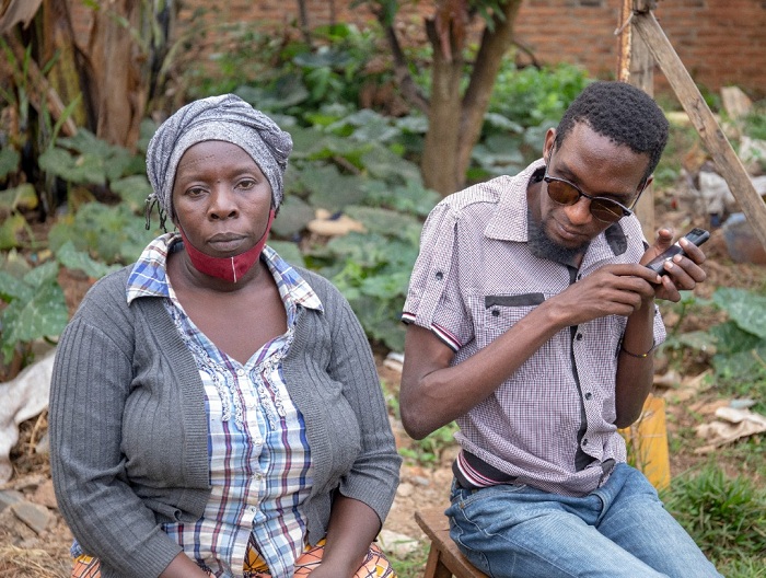 Sing Star Ali, ari kumwe na mushiki we babana