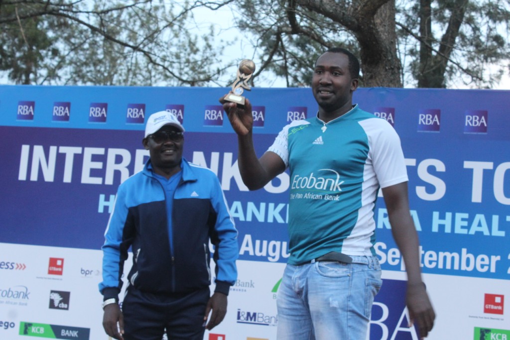 Singirankabo Dieudonne wa Eco Bank yahembwe nk'umukinnyi w'irushanwa muri Volley ball