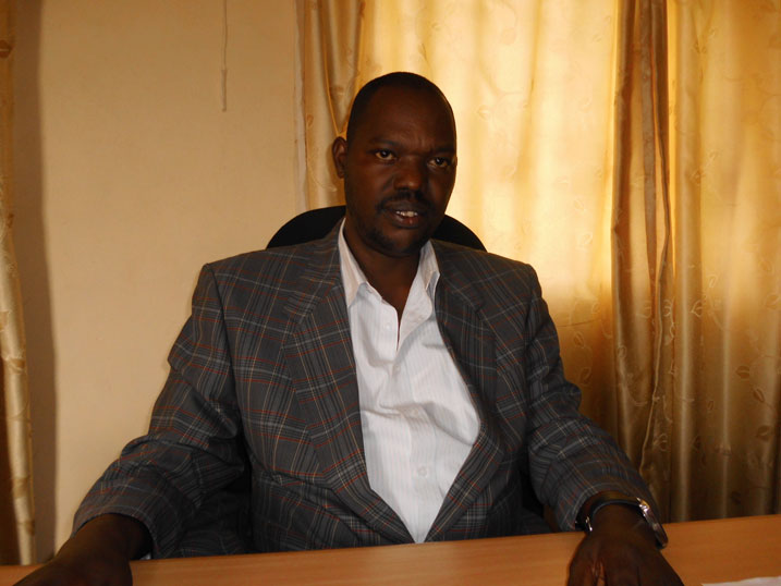 Sinyigenga Gabriel, Umunyamabanga uhoraho wa JADF mu karere ka Nyaruguru arakangurira bagenzi be gusinya imihigo n'akarere.