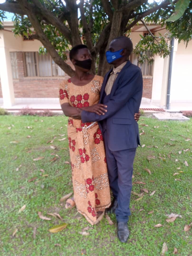 Sinzabakwira Jean Baptiste n'umugore we Nzamugurinka Gaudence bishimira ko ubu basigaye babanye neza