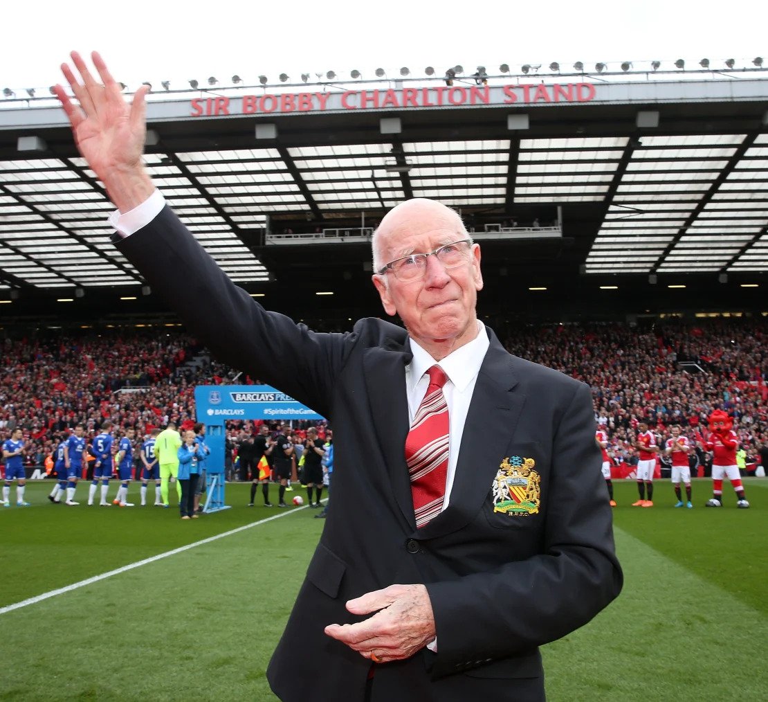 Sir Bobby Charlton yarokotse impanuka y'indege ikipe ya Manchester United yakoze mu 1958 ubwo bari bavuye gukina umukino wa kimwe cya kabiri cya European Cup kuri ubu yabaye UEFA Champions League