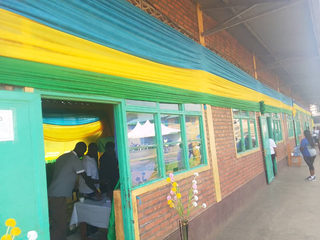 Site iri ku Ishuri ribanza rya Susa kimwe n'ahandi, hari harimbishijwe mu mitako ifite amabara agize ibendera ry'u Rwanda