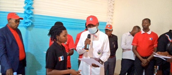 Uru rubyiruko rwahawe smartphones biyemeza kuvuguruza abagoreka amateka y