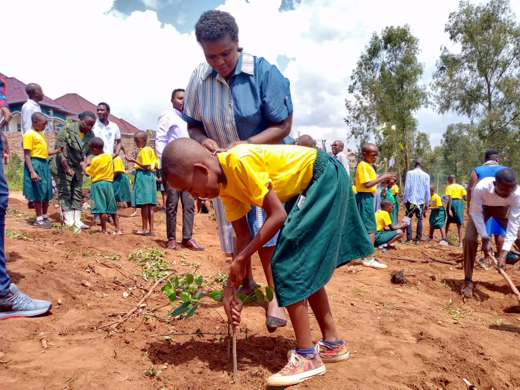 Umuyobozi w'Akarere ka Kicukiro, Solange Umutesi hamwe n'umwana batera igiti