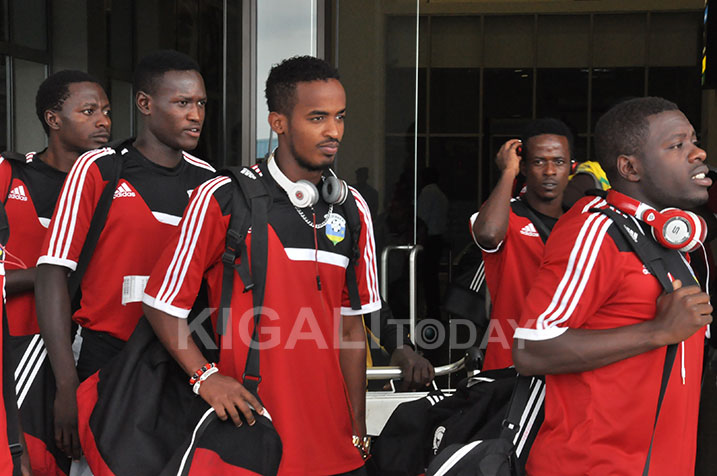 Bamwe mu bakinnyi b'Amavubi bari bagiye gukina na Chipolopolo muri zambia; Songa Isaie, Haruna Niyonzima, Yannick na Bakame basohoka mu kibuga cy'indege. 