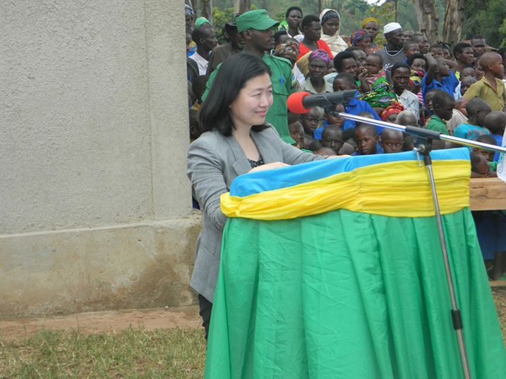 Soonjib Baek uyobora Good Neighbors avuga ko guteza imbere uburezi ari uguha icyizere ejo hazaza h'urubyiruko.