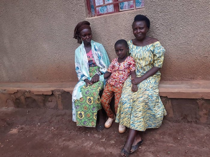 Abarezi ba Mugisha Emmanuel watoraguwe ku cyuzi bavuga ko guta umwana bidaterwa n