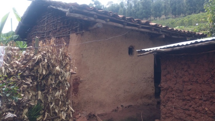 Umukecuru wamugaye, akaba nta ho guhinga yasigaranye kubera kubaka ikigega, atuye muri iyi nzu