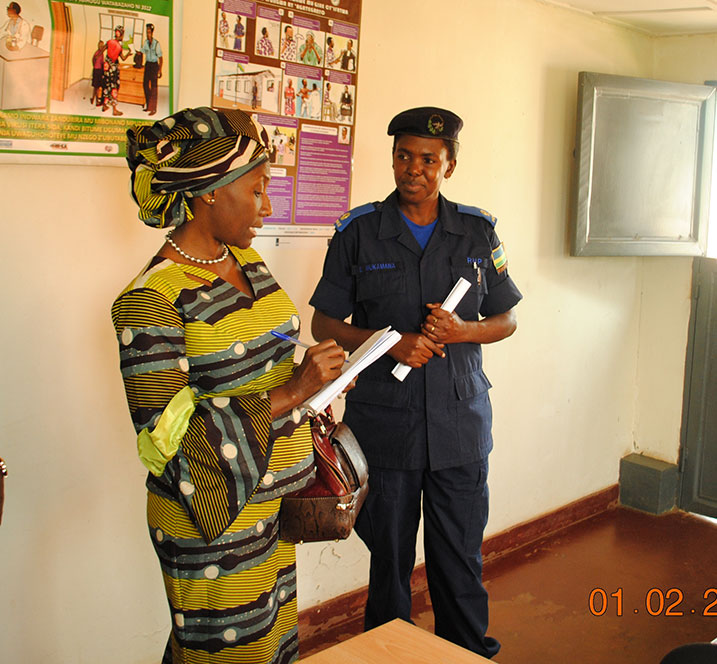 SP Mukamana Beline asobanurira Fatou Diop imikorere y'ishami rya GBV muri Polisi y'u Rwanda.