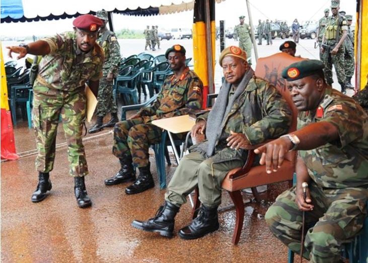 Gen Muhoozi Kainerugaba asobanurira Museveni mu gihe cy'imyitozo y'abasirikare