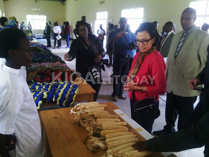 Sri Mulyani yirebera uko imishinga y'ubuhinzi, ubudozi n'indi inyuranye yafashije abavuye ku rugerero kwiteza imbere. 