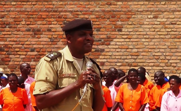 Umuyobozi wa Gereza ya Muhanga, SSP Christophe Rudakubana, asaba abasura abagororwa kujya babakorera ubuvugizi.