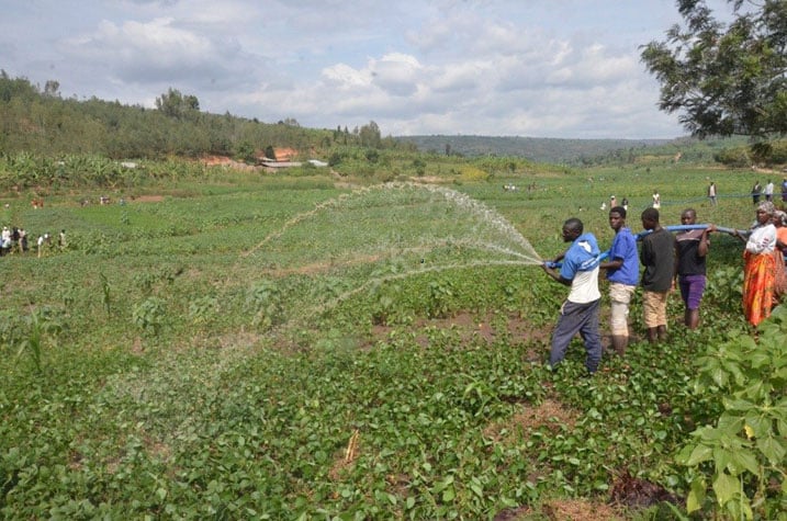 Abahinzi mu kuhira bakoresha ipompe zizana amazi akururwa n