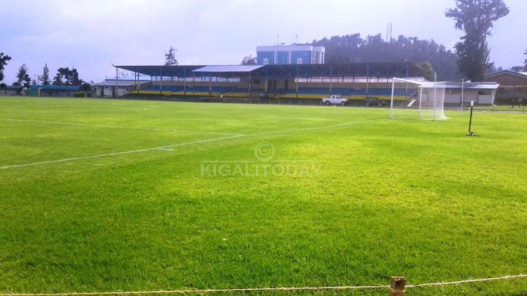 Stade Ubworoherane yarasanwe, ishyirwamo ubwatsi bushya bwitwa Kikuyu bwakuwe muri Kenya 